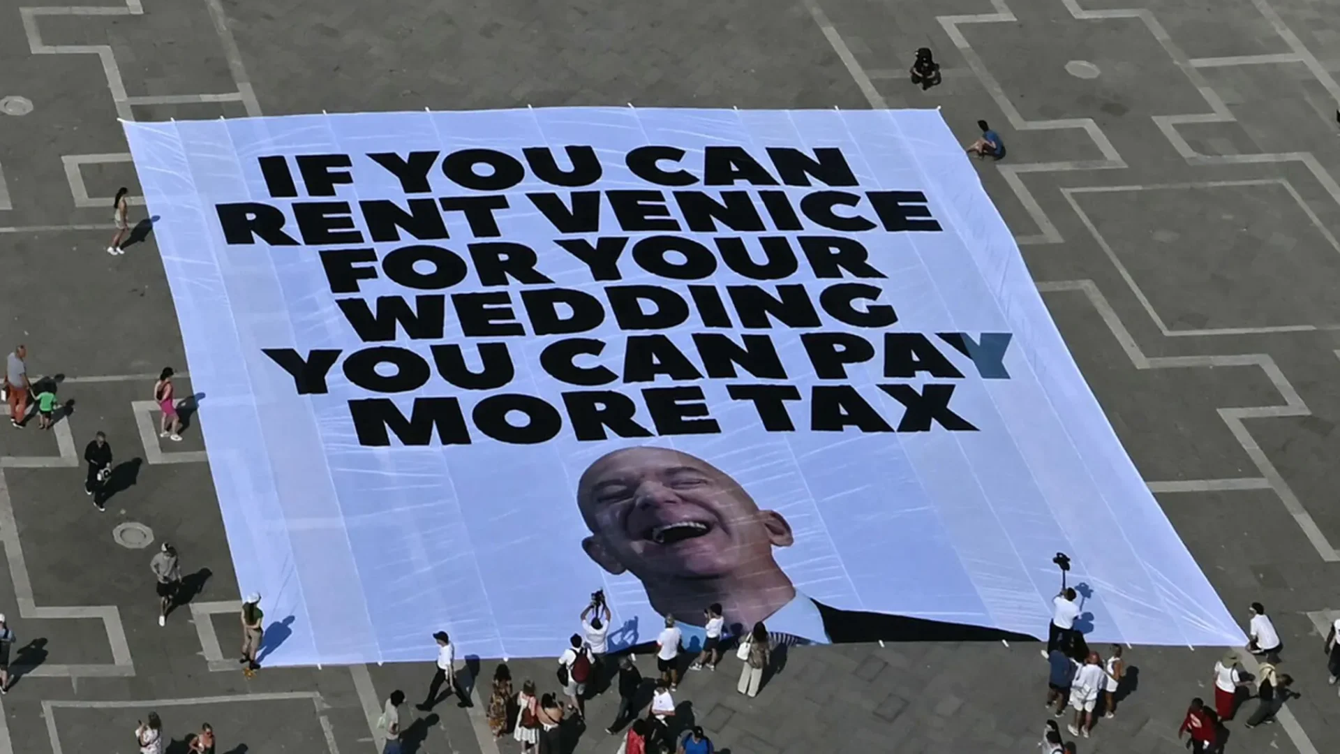 Slogans: “Billionaires out of our city” and “If you can rent Venice for a wedding, you can pay tax”.